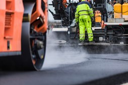 Ny asfalt på Holbækmotorvejen ved Holbæk