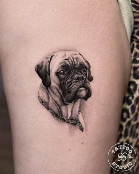 Tattoo Studio 96 Aalborg viser realistisk portrættatovering af en elsket hund