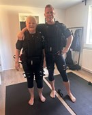 Mor og søn udfordrer fitnessnormer med EMS-træning: En træningsmetode for alle