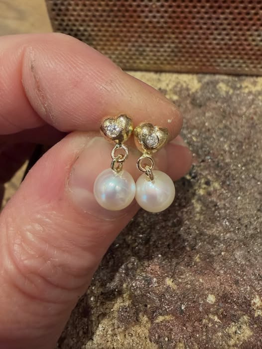 Guldsmed Lütken forkæler heldig konfirmand med perleøreringe i dag