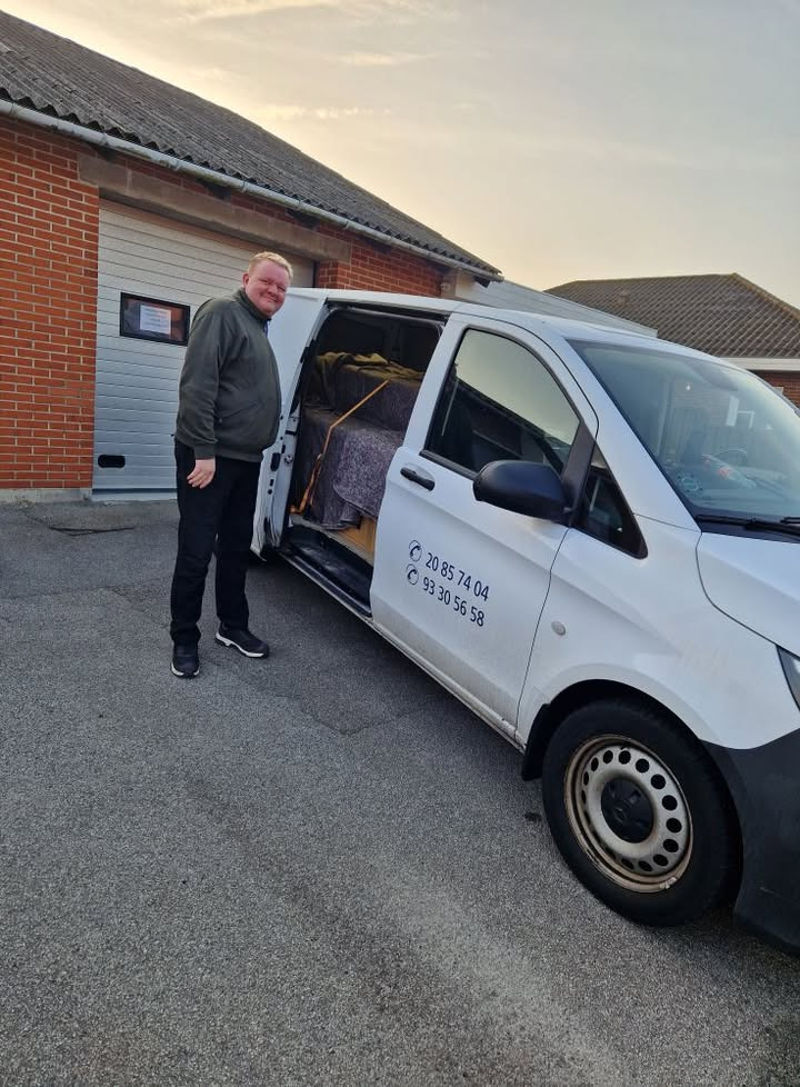 Hovelind Møbler leverer møbler til Sjælland mens Katrine tager imod i butikken i dag