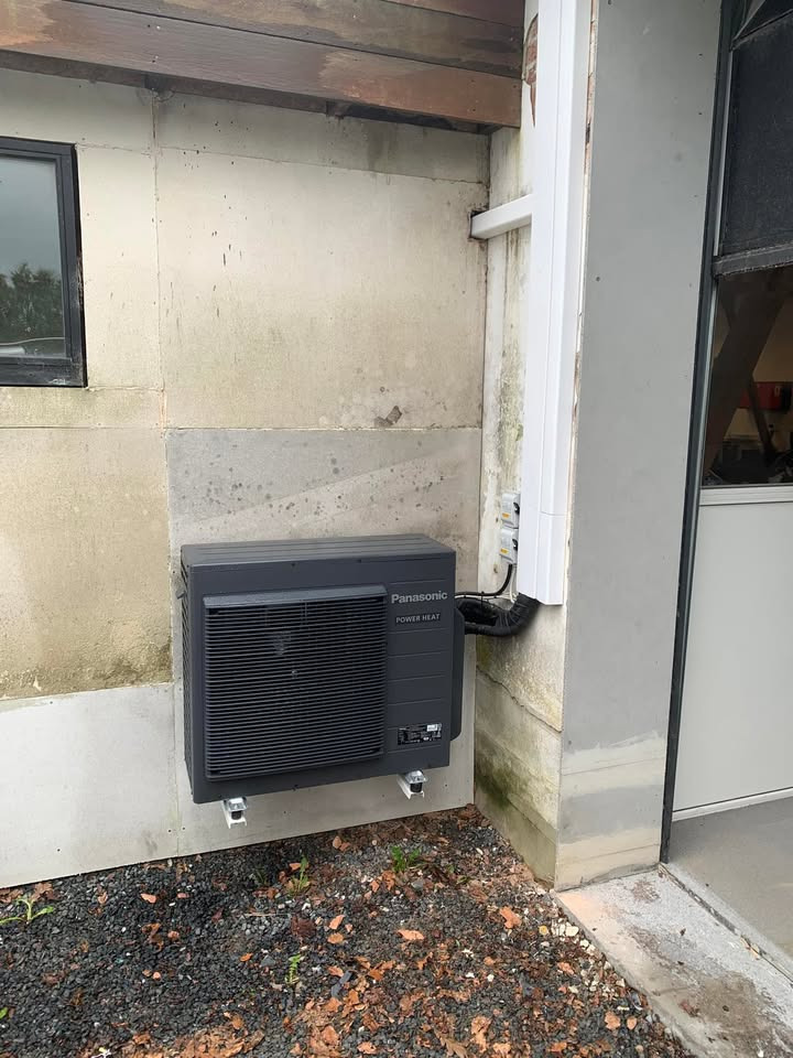 Toldbod El- & Klimateknik ApS installerer Panasonic varmepumpe i hobbyværksted