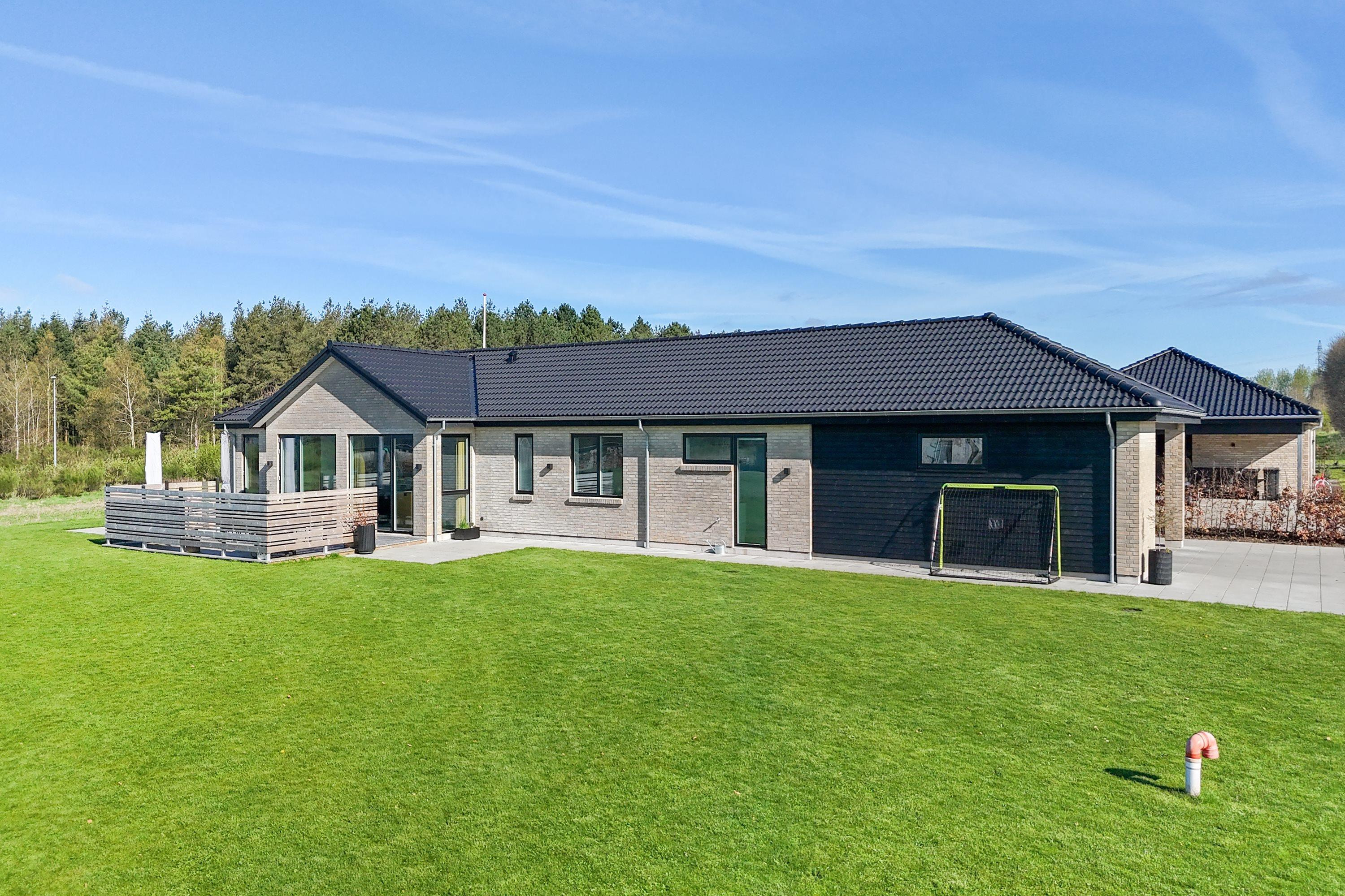 Moderne familievilla fra 2022 i rolige, grønne omgivelser