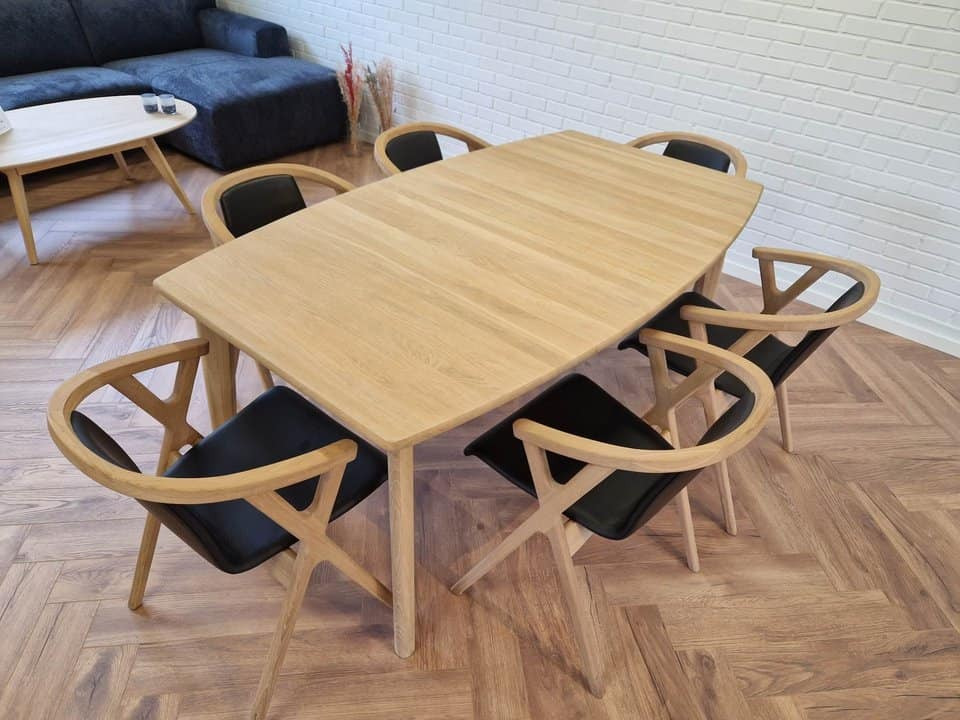 Hovelind Møbler tilbyder elegant spisebord i massiv egetræ med mulighed for udvidelse