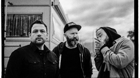 Sorthandsk vender tilbage til Vejle med ny musik og lyriksamling