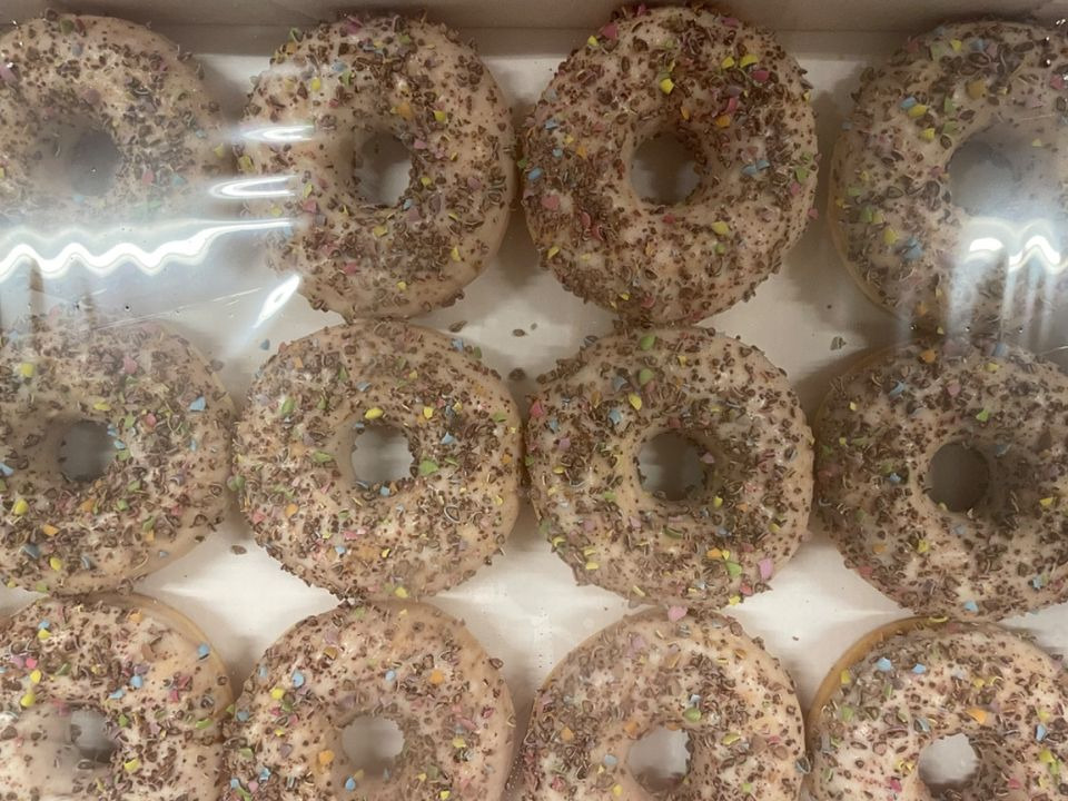 Meny Klarup tilbyder hel kasse donuts candy white - kun fredag