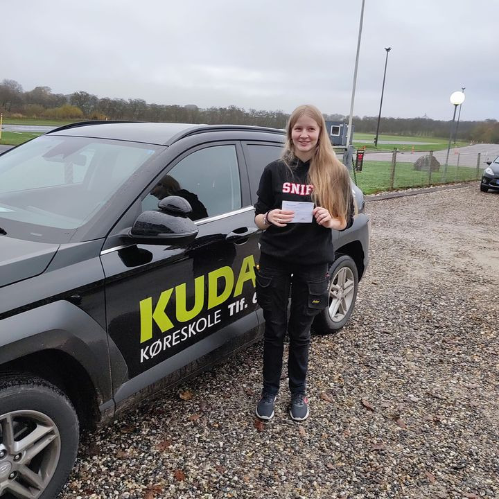 Nathalie får nyt kørekort med hjælp fra Kudahls Køreskole
