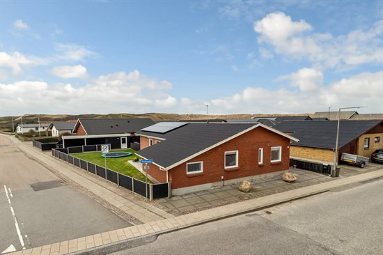 Tæt på Vesterhavet og centrum af byen – indflytningsklar og velholdt