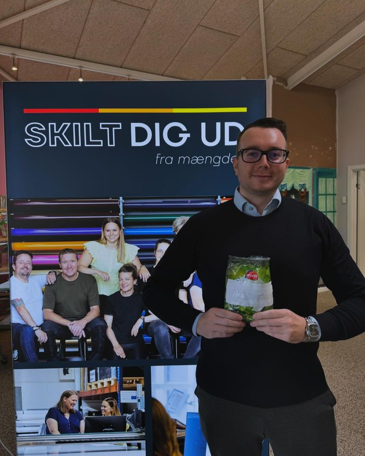 Skrannies Skilte & Reklame ApS siger farvel til Kenneth og kontorvæggen med humoristisk afskedsgave