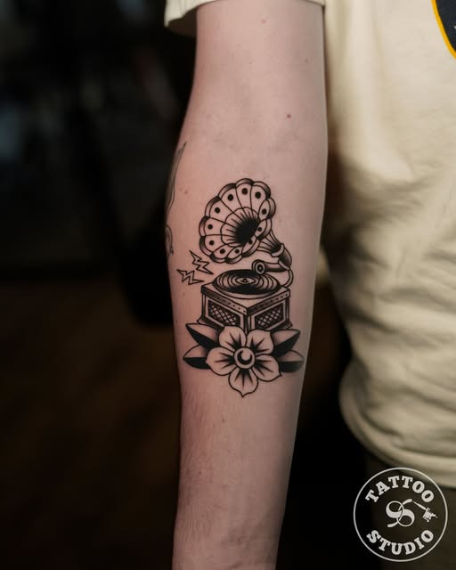 Tattoo Studio 96 Aarhus viser en klassisk tattoo med musikmotiv