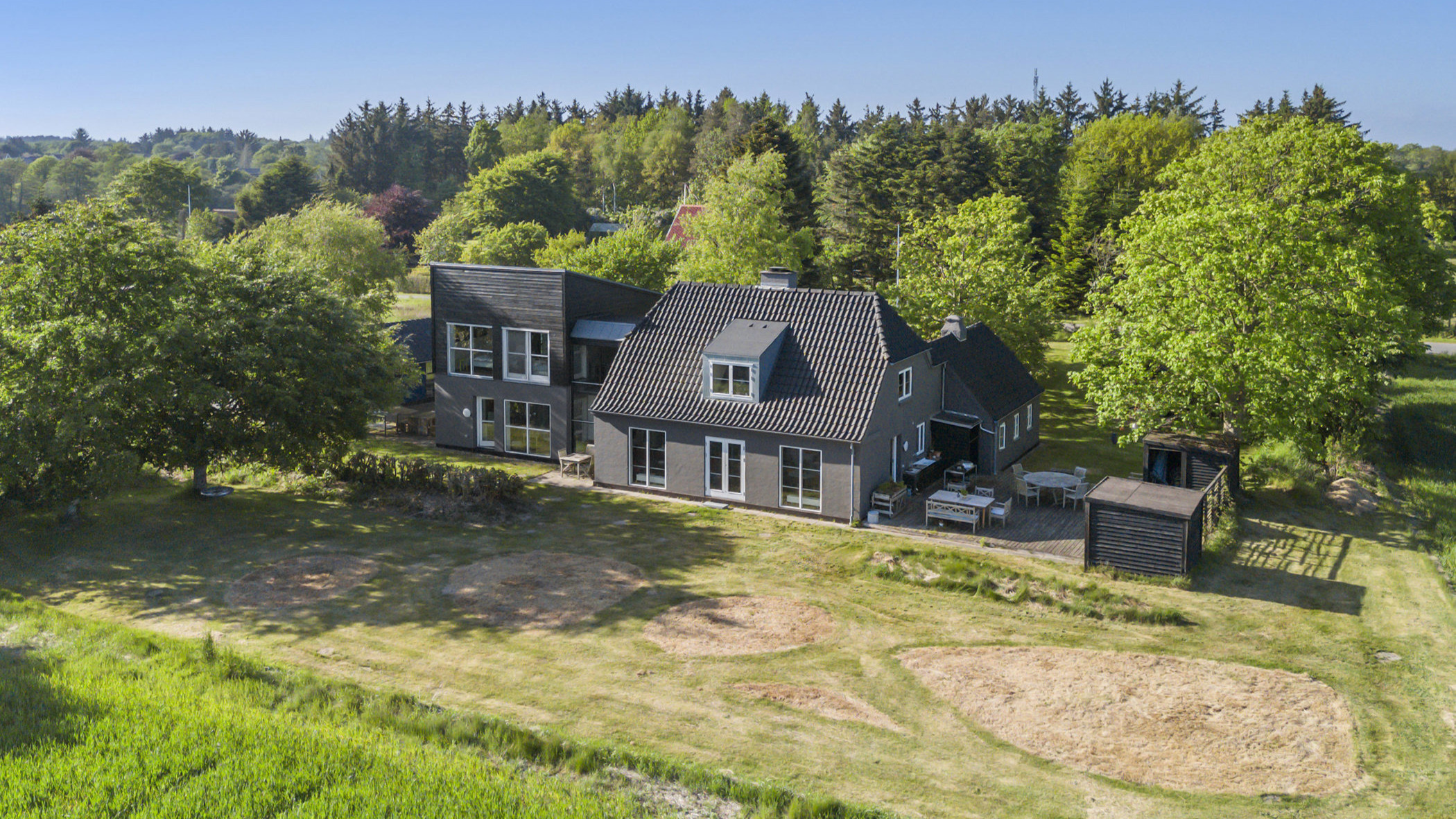 Unik, arkitekttegnet villa med charme, lys og naturskøn udsigt til åbne vidder