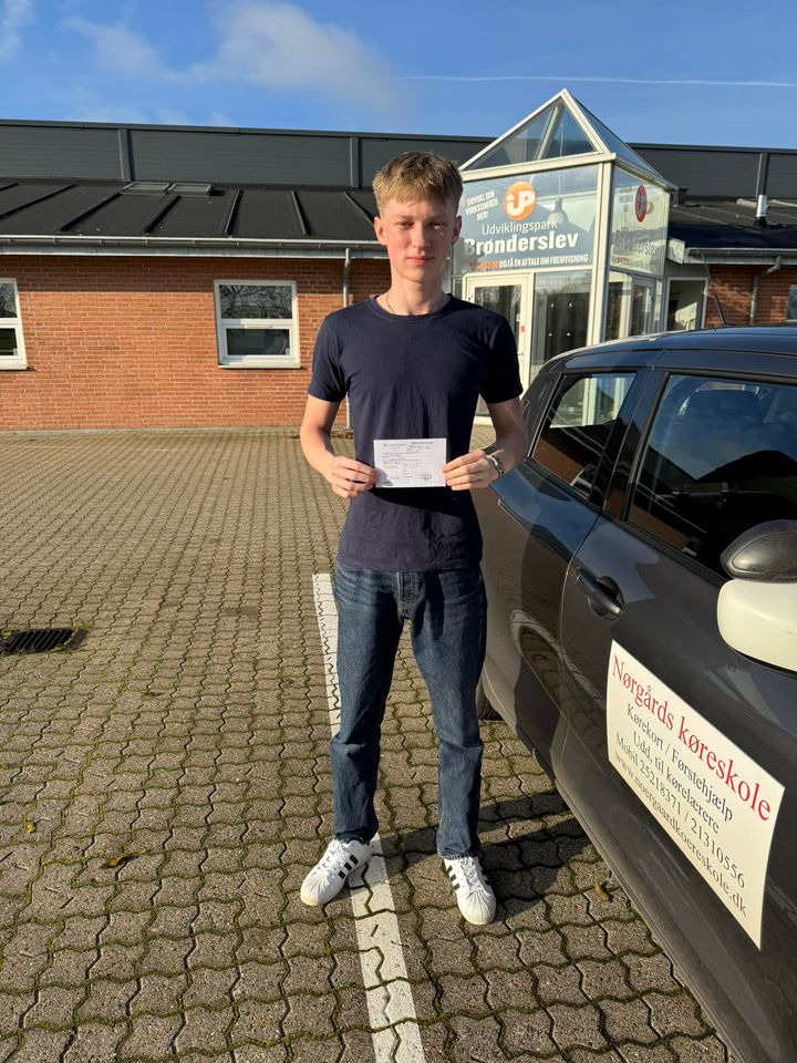 Nørgaards Køreskole i Kaas fejrer endnu et bestået kørekort til Nr. Sundby