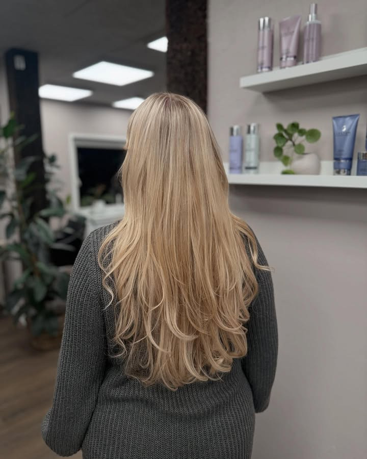 Ny hårtrend hos Obitsø Frisørsalon - Borbjerg: Skånsomme etager og reflekser med Plex af vores elev Amalie