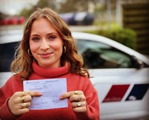 Julie fejrer sin sejr med Lets Drive: Kørekortet er i hus