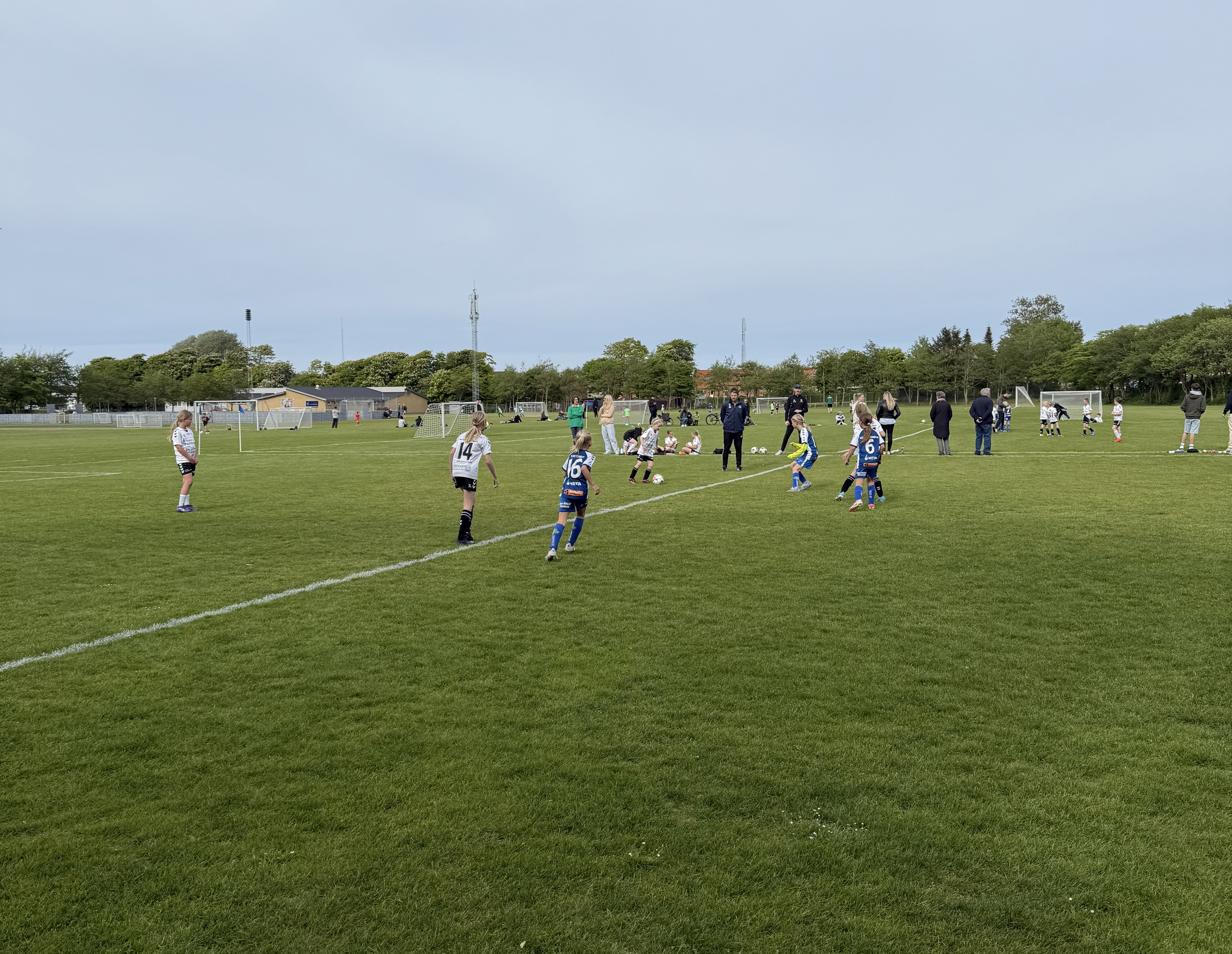 Lemvig GF U10-piger triumferer med stærkt kontraspil på hjemmebane