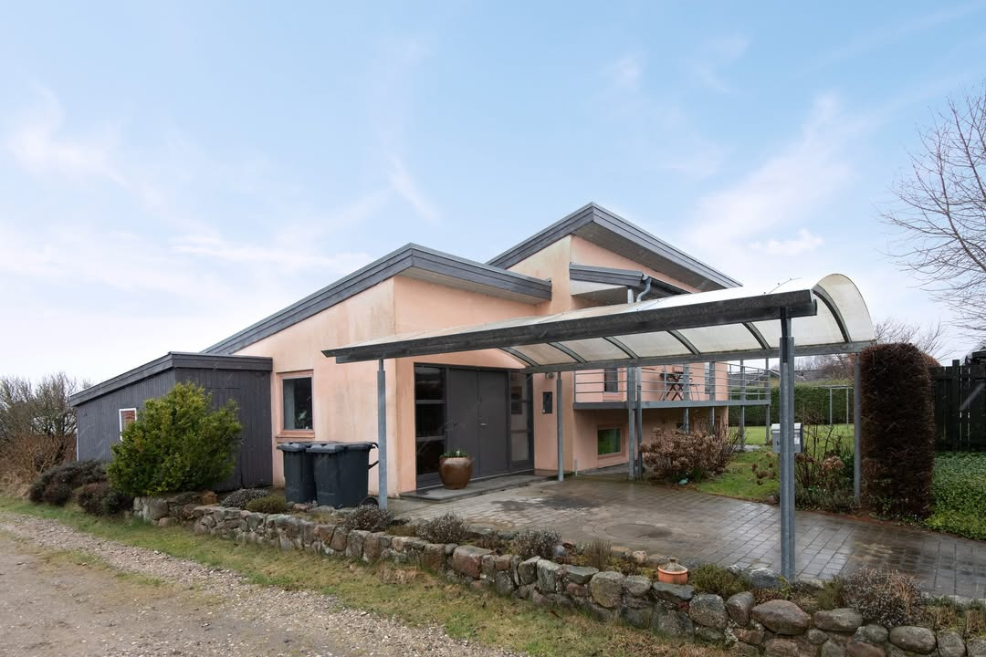 Byens Mæglere ApS præsenterer unik sydlandsk villa i Astrup