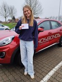 Marie fra StartDriving.dk - Hosbonds Køreskole fejrer hendes nye kørekort trods det danske vejr