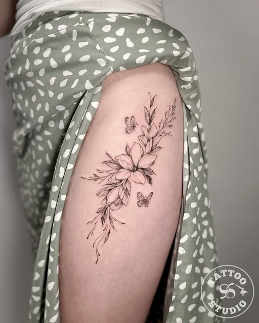 Tattoo Studio 96 præsenterer elegant fineline-blomstertattoo af Alberte