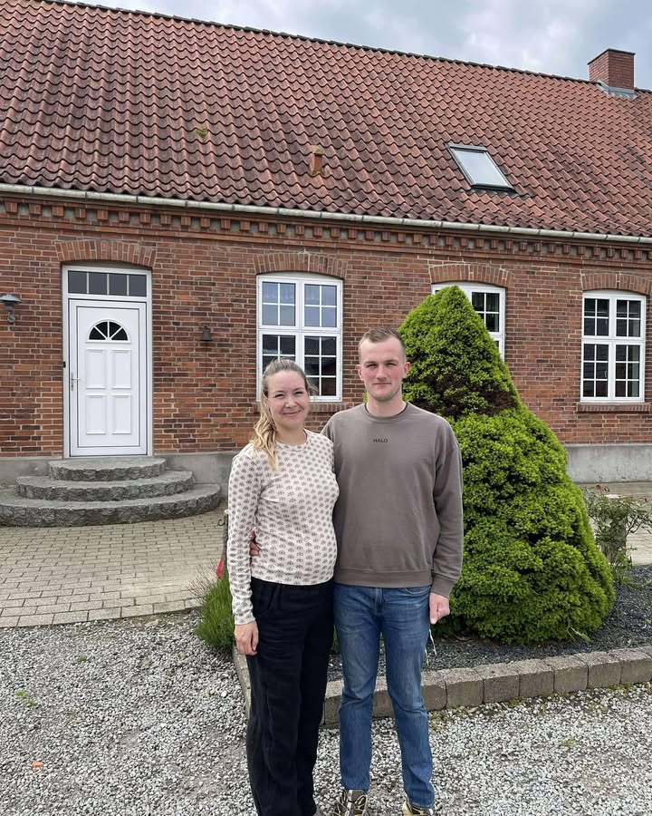 Home Brønderslev fejrer hurtigt salg på Ørumvej 105 med nøgleoverdragelse