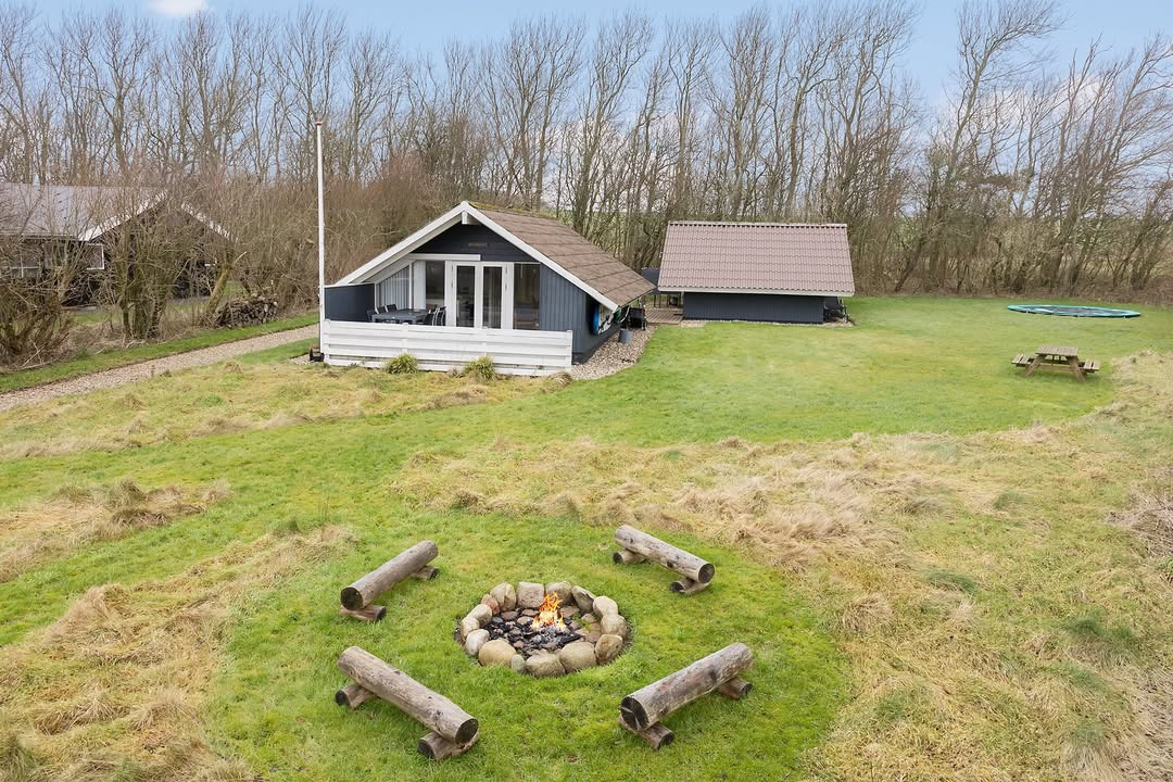 Charmerende sommerhus ved fjorden udbydes af EDC Hurup Thy: plads til hele familien tæt på Nationalpark Thy
