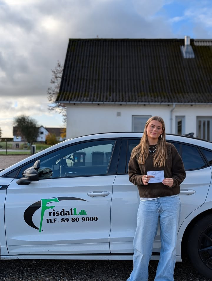Frisdal Køreskole I/S fejrer Johanne Thygesens nye førerbevis med stil