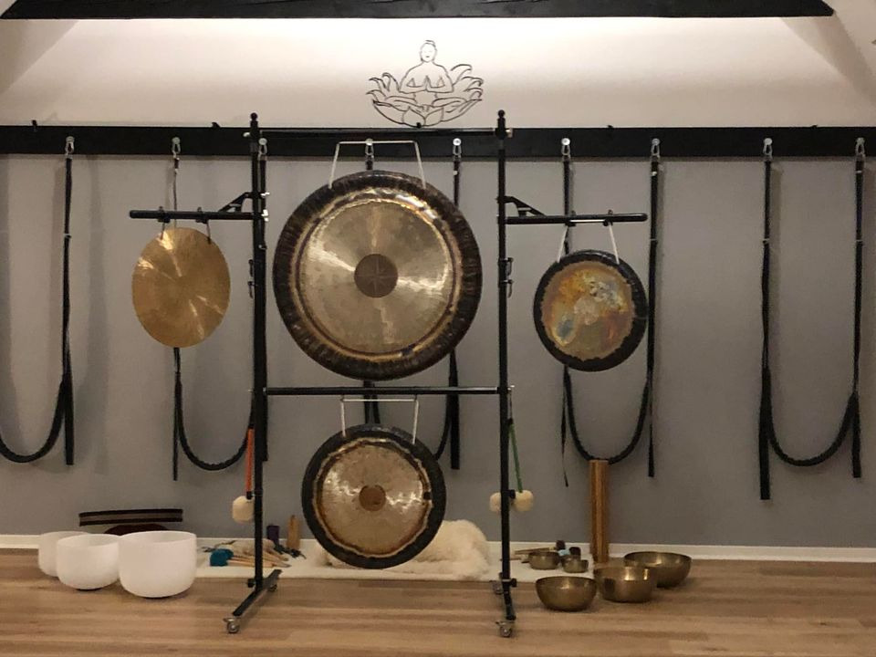 Ananda Yogaskolen inviterer til afslappende aften med yoga og gongbad i Silkeborg