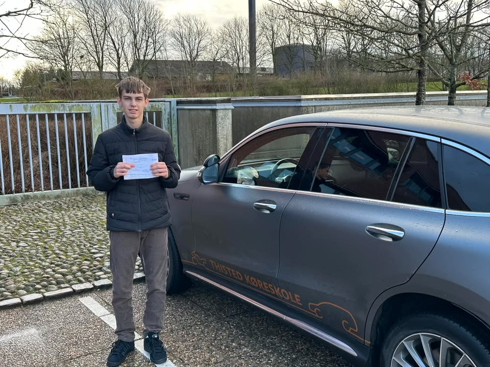 Thisted Køreskole fejrer Antons nye kørekort