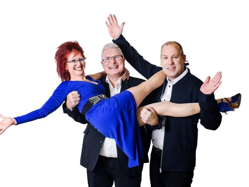 Fest og farver med Sussi & Drengene i Aarby Forsamlingshus