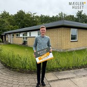 Mæglerhuset fejrer succesfuldt salg i Hjallerup