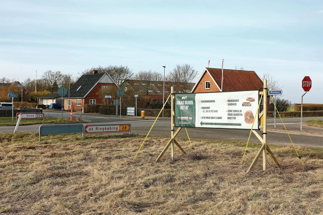Min Købmand i Asp opfordrer til at handle lokalt med nyt banner ved hovedvejen