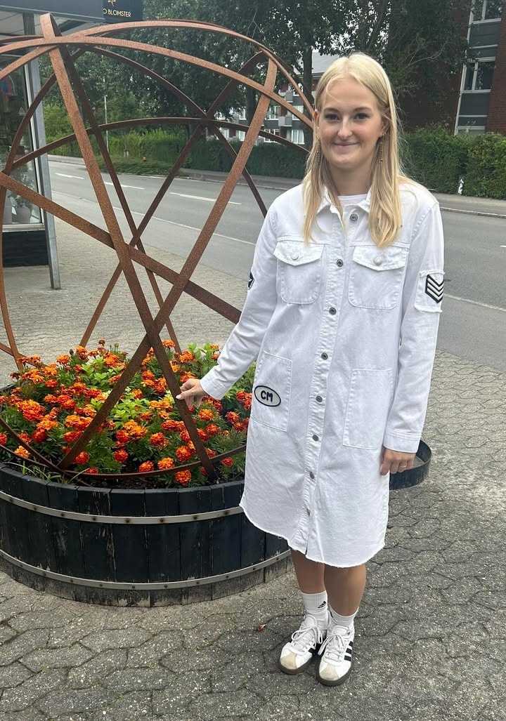 Rosengreen tilbyder smart kjole/jakke fra Costa Mani til nedsat pris