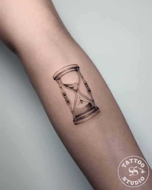 Tattoo Studio 96 Aalborg viser timeglas-tatovering udført af Alberte