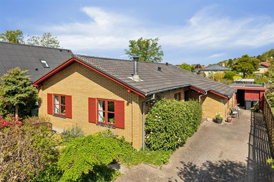 Mulighedsrig etplansvilla med solrig, blomstrende have