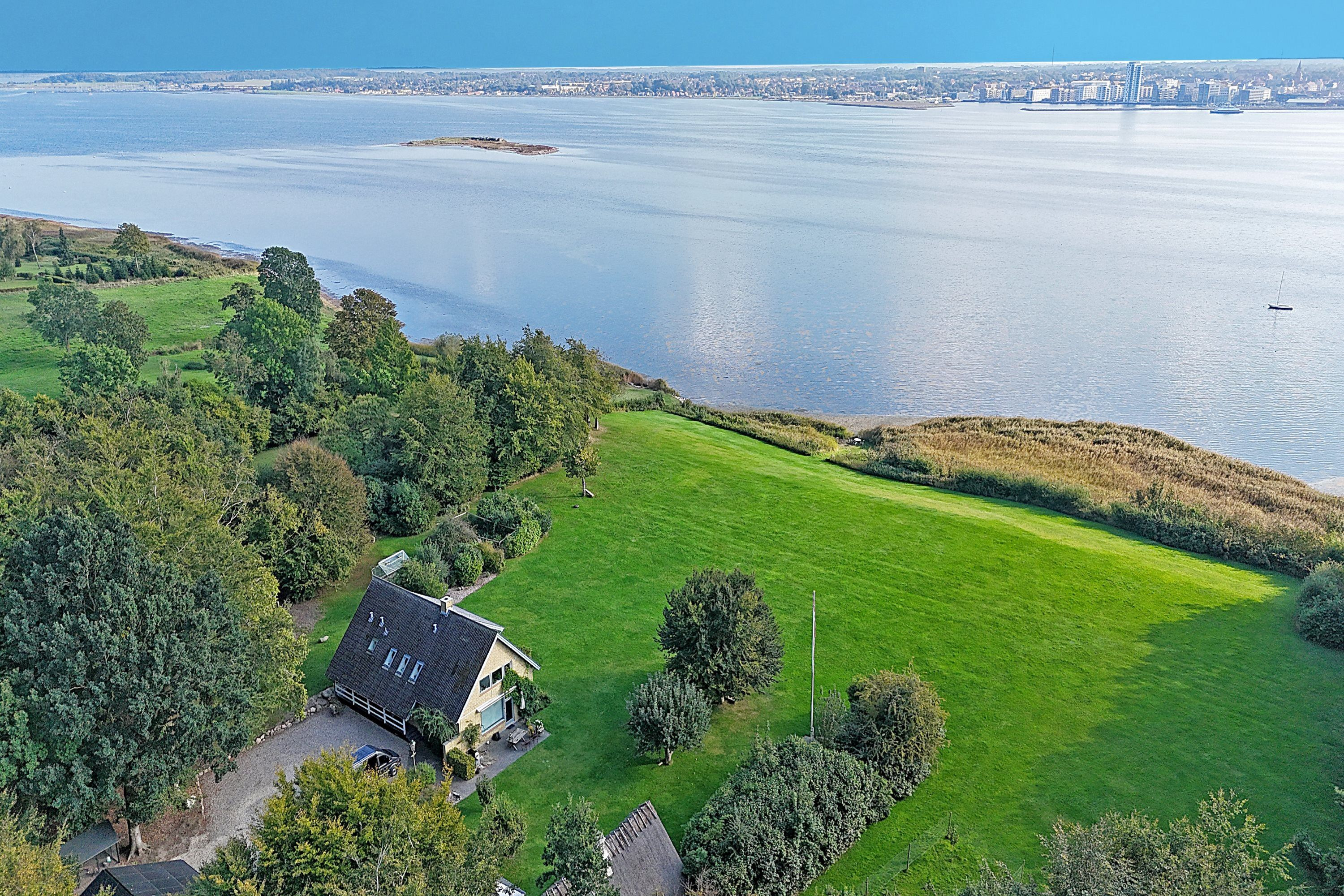 Luksusbolig netop kommet til salg i Holbæk: Se hvad du skal smide for Holbæks dyreste adresser her