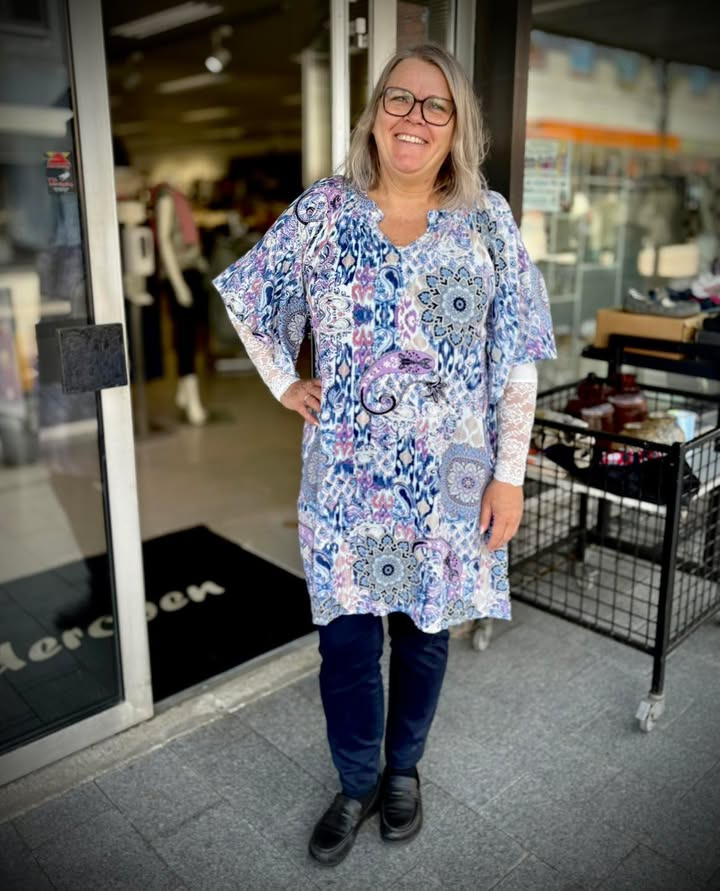 Nyhed fra GARDEROBEN: Smuk tunika fra Zhenzi i abstrakt mønster og A-facon