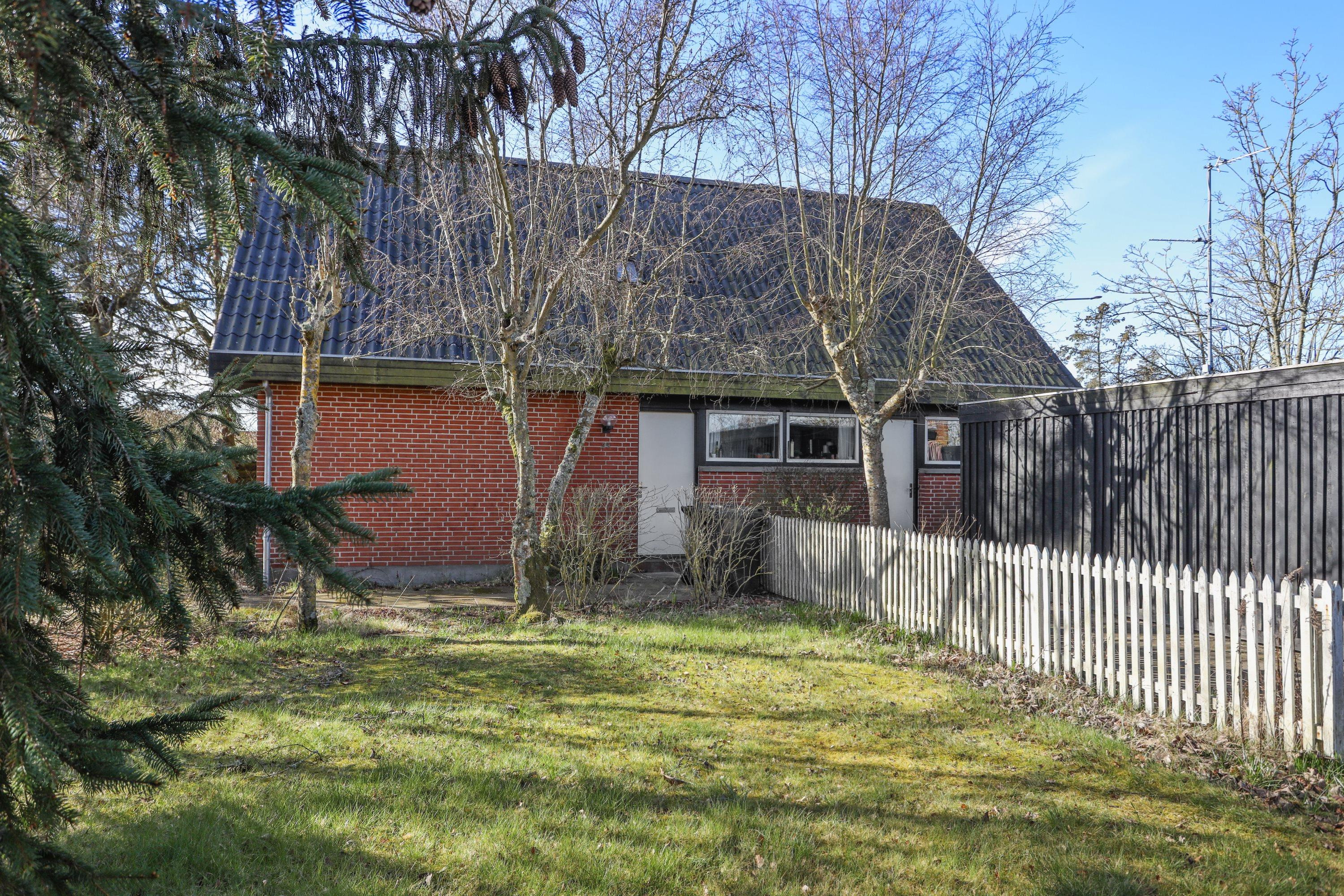 Velbeliggende, fuldmuret villa med potentiale i Sæby