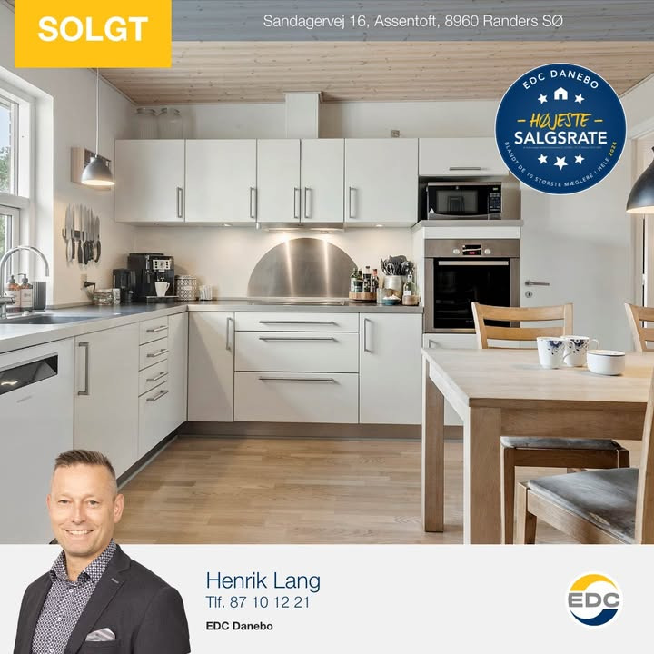 Edc Danebo fejrer salg af bolig på Sandagervej i solskinsvejr