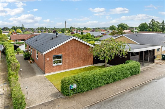 Velindrettet og dejligt lyst hjem i børnevenlige, naturskønne omgivelser