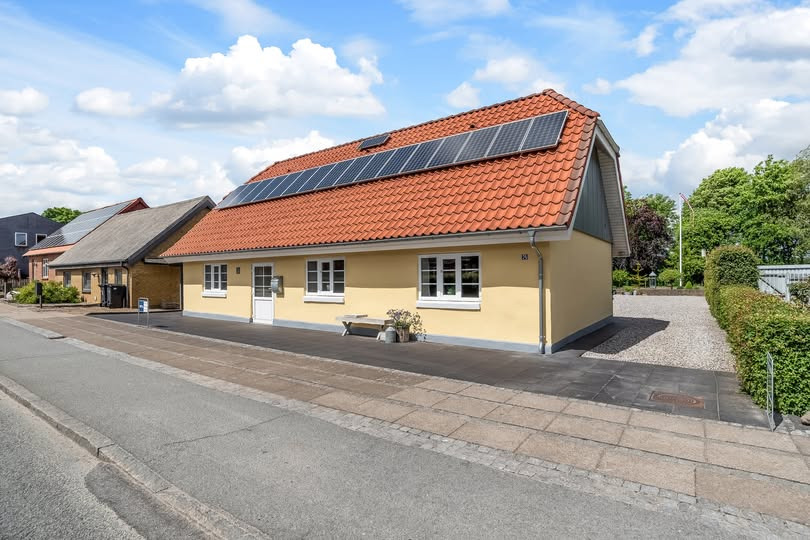 Historisk bolig med stor garage og værksted i Herning til salgs hos John Frandsen