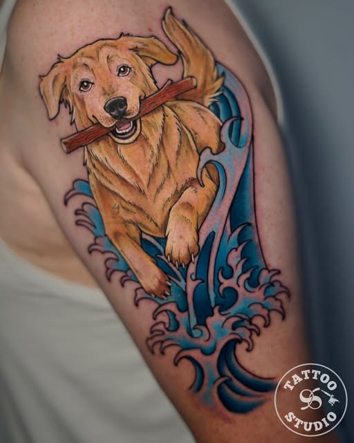 Tattoo Studio 96 Aarhus viser farverigt tattoo-piece med hund og japansk-inspirerede bølger