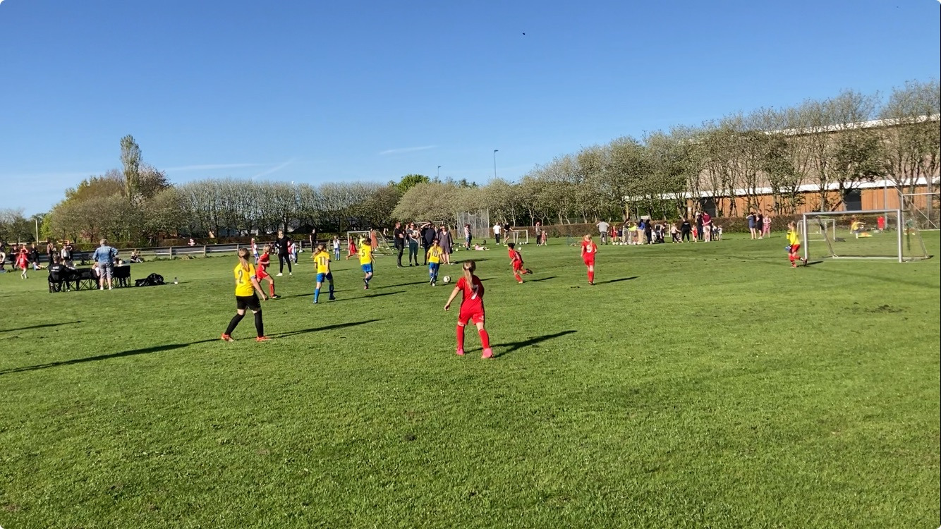 Kjellerup IF's U9 piger kæmper mod Overlund trods hård modgang