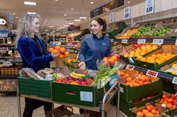 Lidl og Blå Kors deler overskudsmad ud til trængte familier i Slagelse i påsken