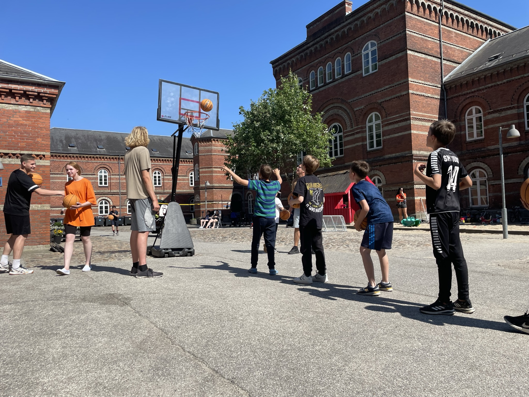 Ukrainske børn og unge bliver introduceret til dansk foreningsidræt i Randers