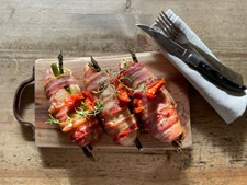 Fredagsmenu tilbyder baconsvøbt kyllingebryst med ost og asparges for kun 100 kr. på Helles Køkken