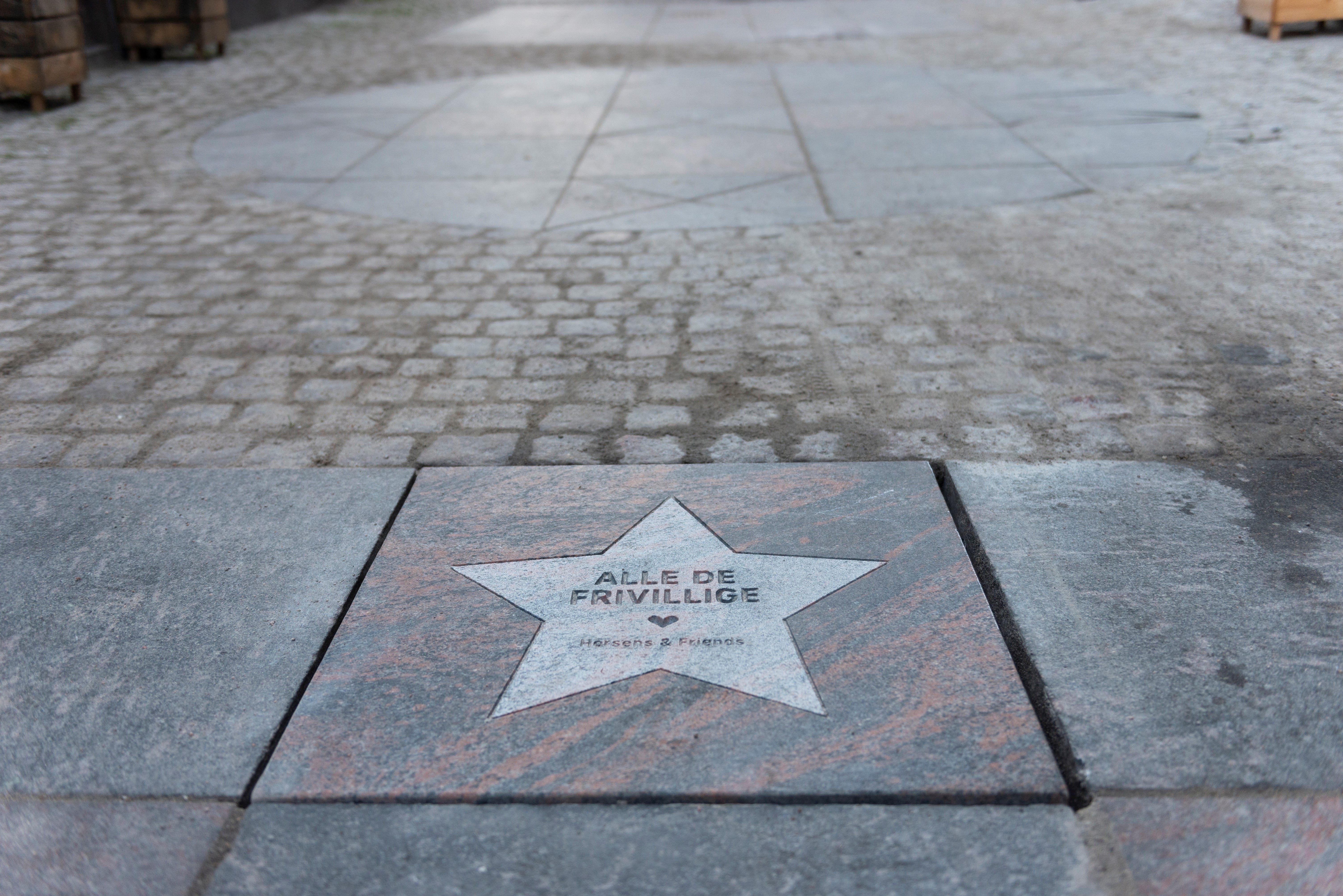 Musikhistorien hyldes igen i Horsens: 15 nye sten til 'Street of Fame' i Graven