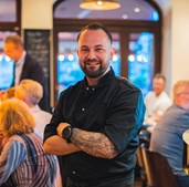 Ejeren af Café Tidslös frygter for caféens omdømme på grund af retssag