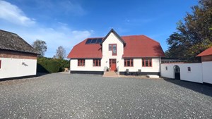 Stor ejendom på dejlig grund i naturskønne Mosbjerg meldt til salg af Ejendomsmæglerfirmaet Thomas Risager A/S