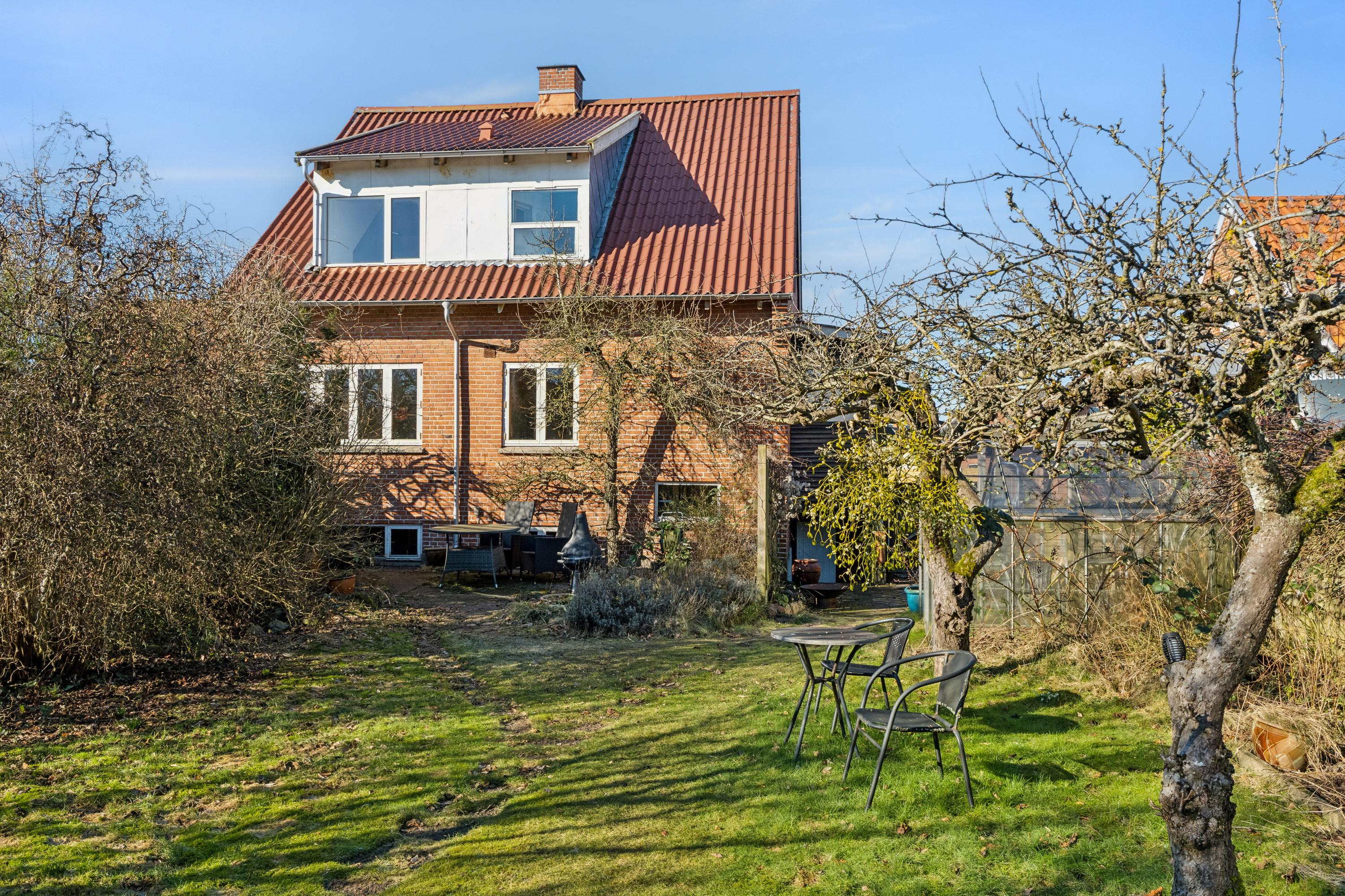 Til salg hos Realmæglerne Silkeborg v/Connie Halberg: Velholdt bolig med stort potentiale