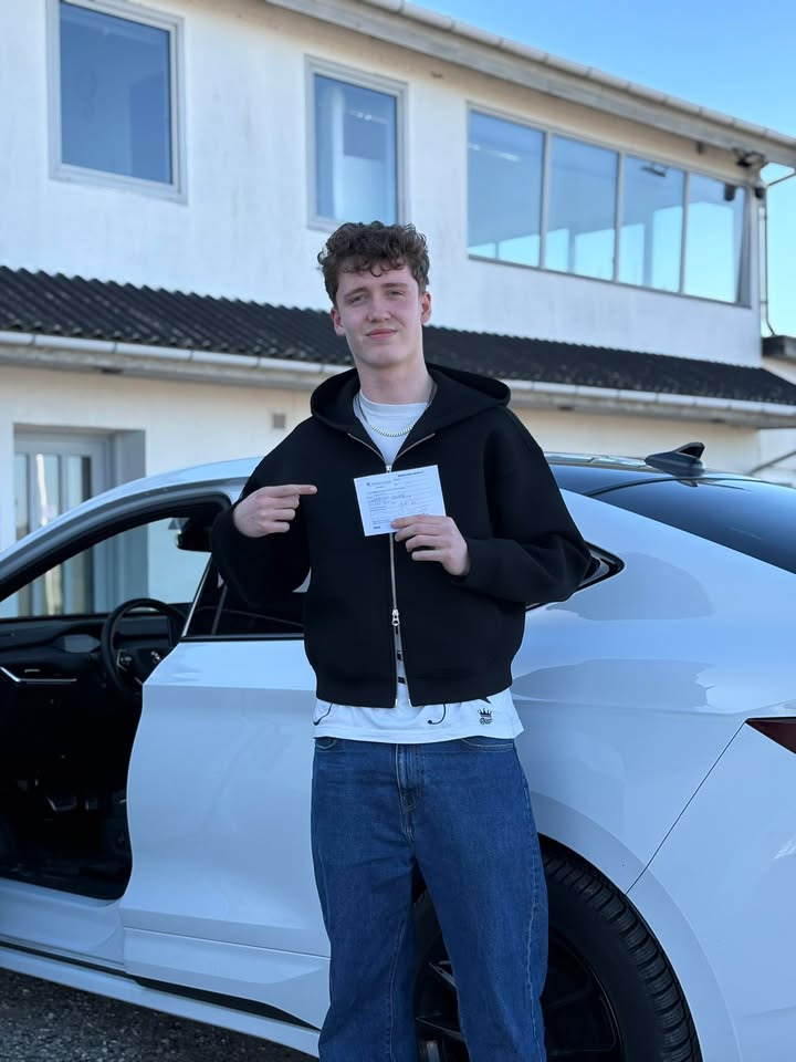 Frisdal Køreskole I/S ønsker Valdemar Ramm tillykke med kørekortet