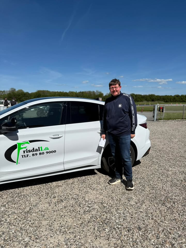 Frisdal Køreskole I/S ønsker stort tillykke til Per med kørekortet